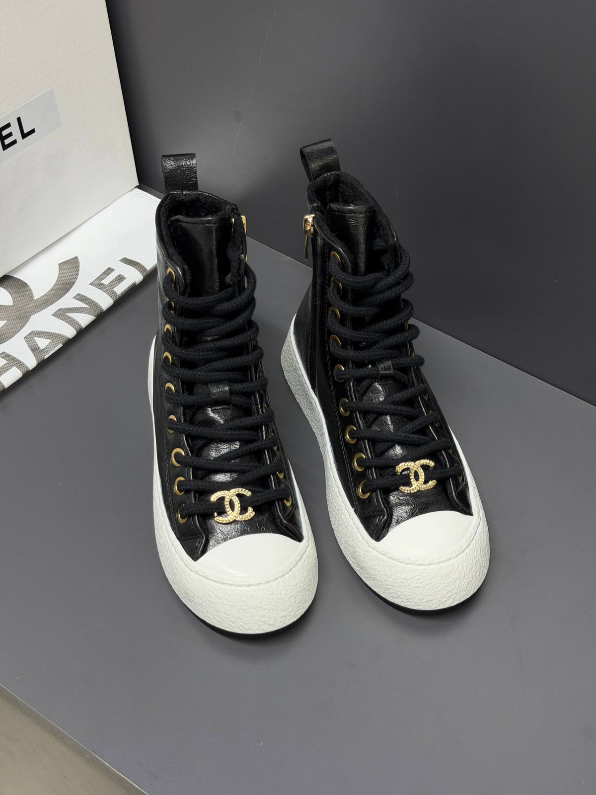 CH -24P High-top Sneakers