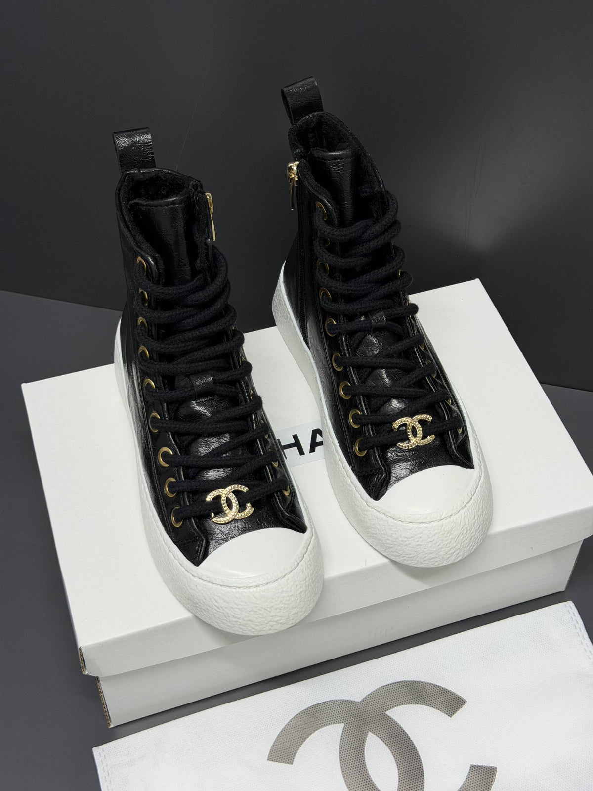 CH -24P High-top Sneakers
