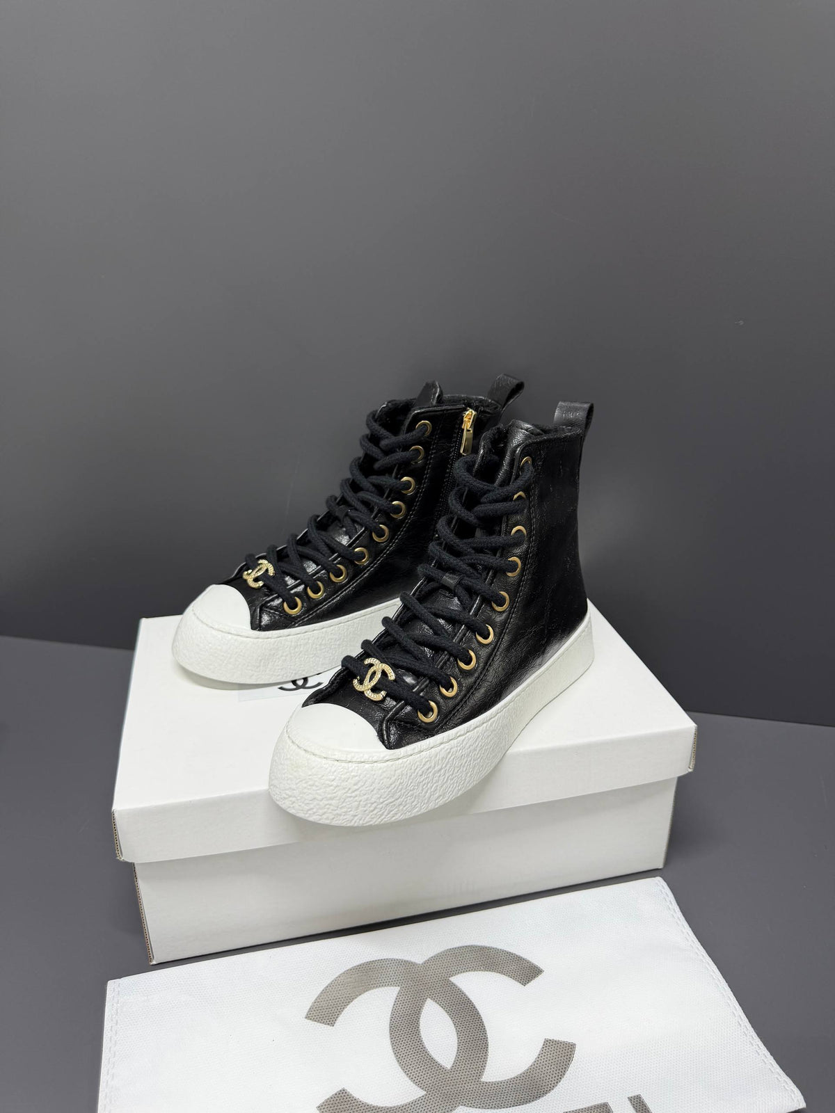 CH -24P High-top Sneakers