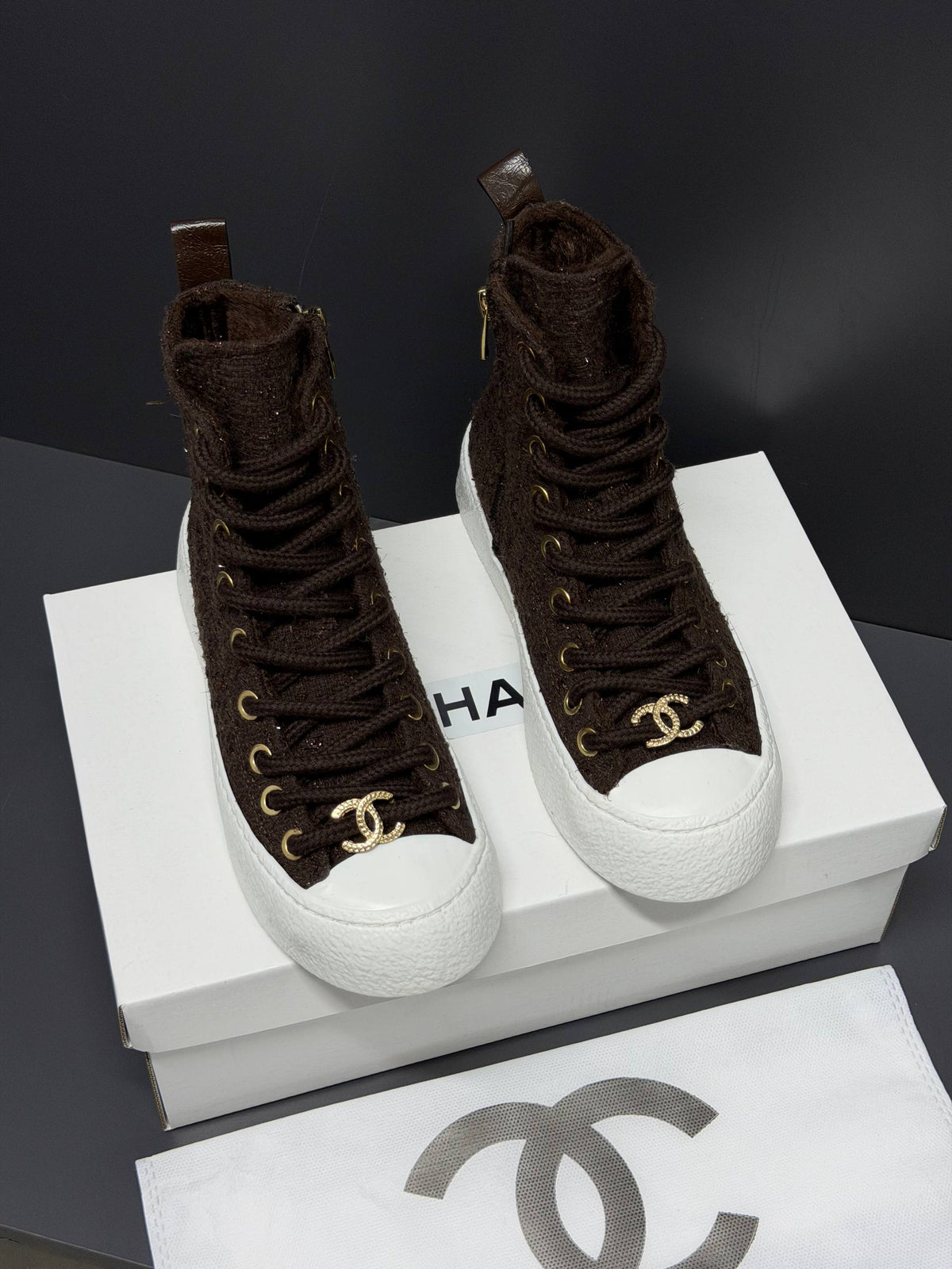 CH -24P High-top Sneakers