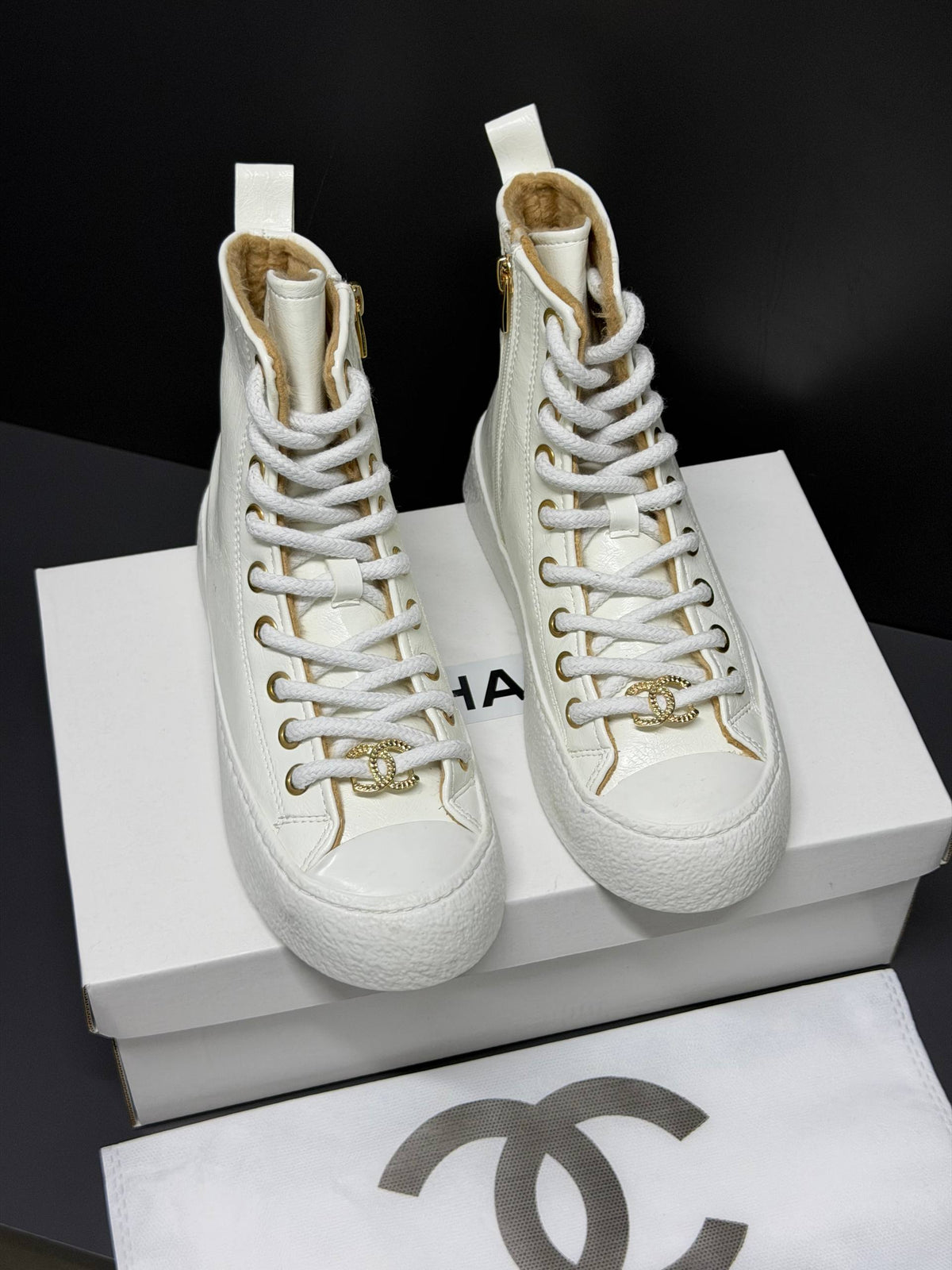 CH -24P High-top Sneakers