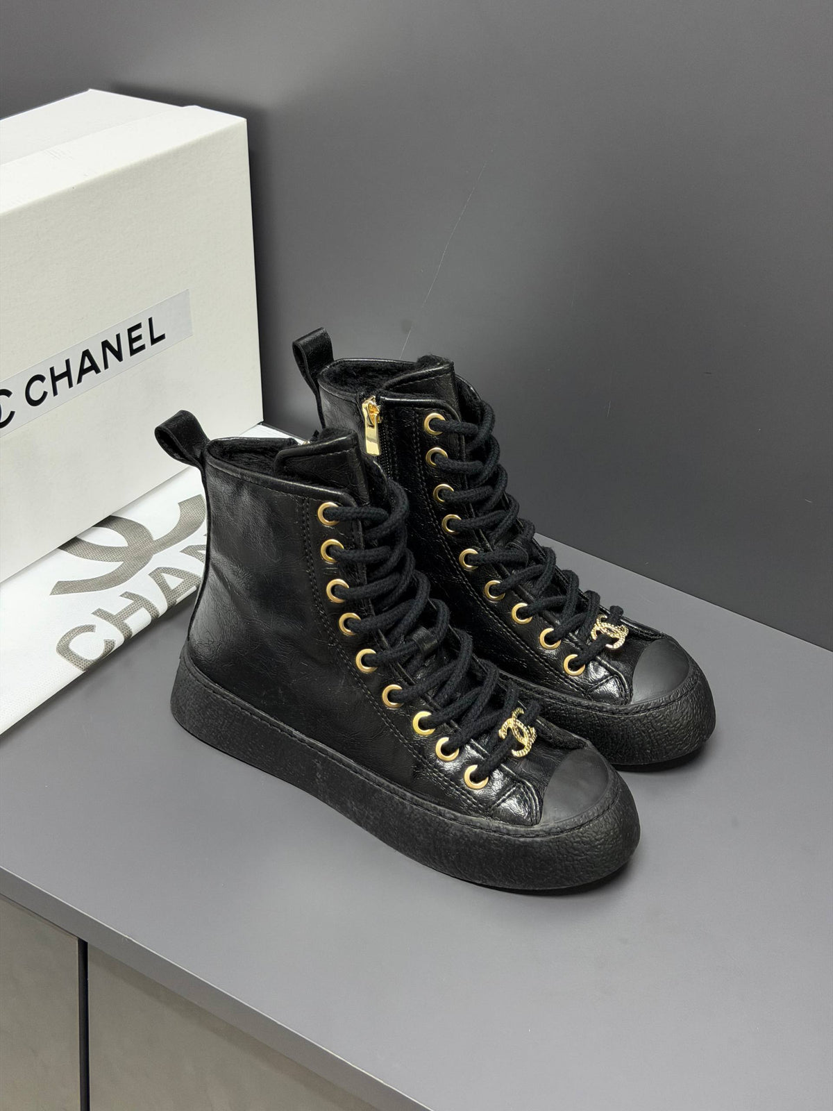 CH -24P High-top Sneakers