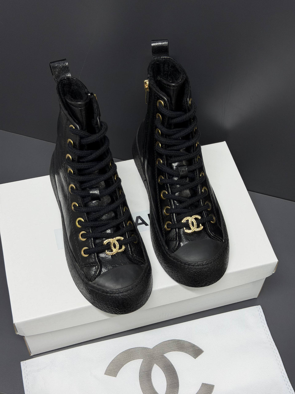 CH -24P High-top Sneakers